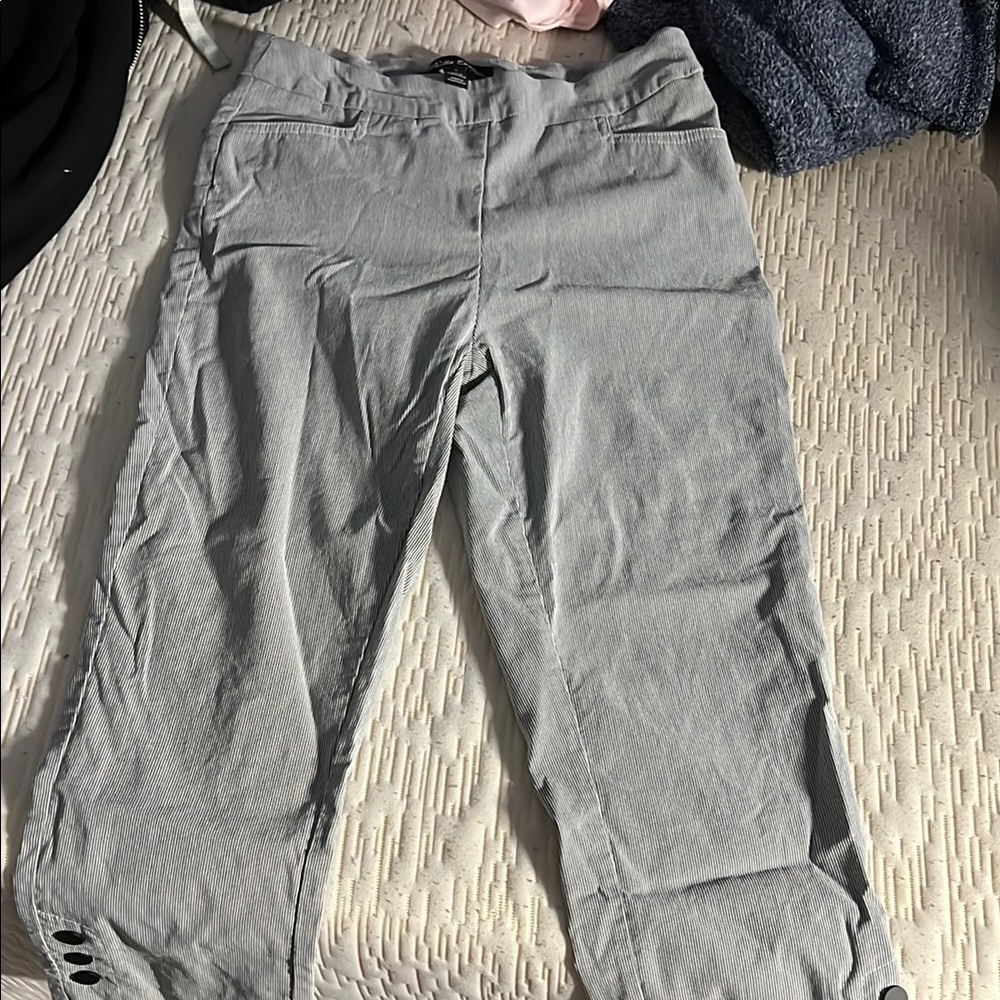 Bella Rose Closet Gray Capris